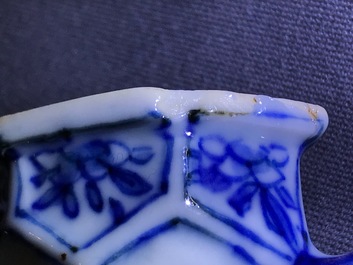 Een paar Chinese blauwwitte dekselkannen met floraal decor, Kangxi
