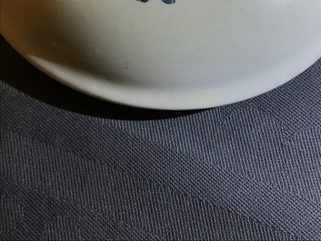 Un pot couvert en porcelaine de Chine et de Japon &agrave; monture en bronze dor&eacute;, marque de Jiajing, 18/19&egrave;me