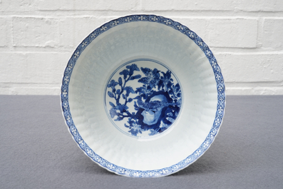 Een Chinese blauwwitte gelobde kom, Kangxi
