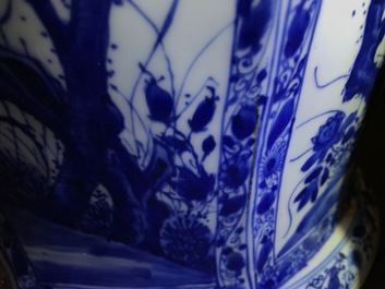 Un grand vase couvert en porcelaine de Chine bleu et blanc, Kangxi