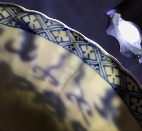 Een Chinese blauwwitte gelobde kom, Kangxi