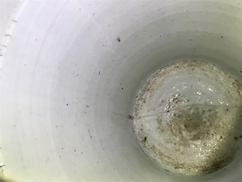 Un grand vase couvert en porcelaine de Chine bleu et blanc, Kangxi