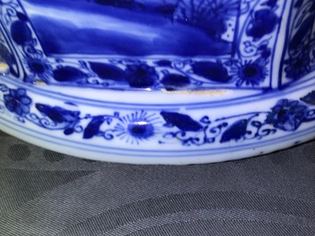 Un grand vase couvert en porcelaine de Chine bleu et blanc, Kangxi
