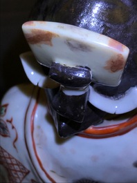 Een Japanse Imari kandelaar in de vorm van een Bijin, Edo, 17/18e eeuw