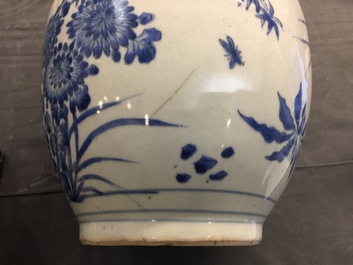 Un pot en porcelaine de Chine bleu et blanc, &eacute;poque Transition