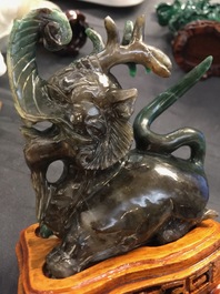 Un vase en jade sculpt&eacute; et cinq figures en pierre sculpt&eacute;e, Chine, 19/20&egrave;me