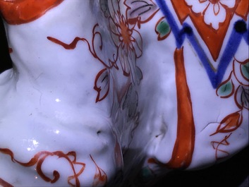 Een Japanse Imari kandelaar in de vorm van een Bijin, Edo, 17/18e eeuw