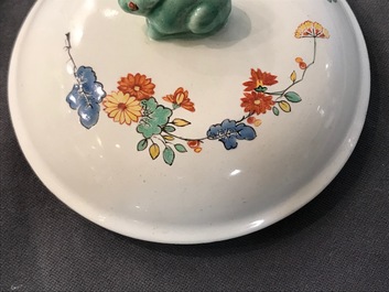 Un pot couvert en porcelaine de Chine et de Japon &agrave; monture en bronze dor&eacute;, marque de Jiajing, 18/19&egrave;me