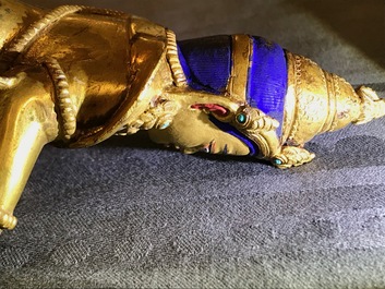 Een Sino-Tibetaanse verguld bronzen figuur van Jambhala, 19/20e eeuw