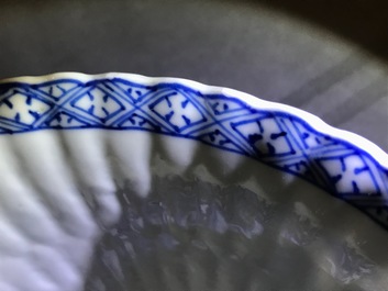 Een Chinese blauwwitte gelobde kom, Kangxi