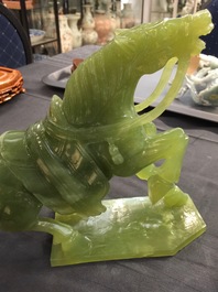 Un vase en jade sculpt&eacute; et cinq figures en pierre sculpt&eacute;e, Chine, 19/20&egrave;me