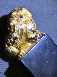Huit pierres d'encre en forme de sceaux dans un coffre de pr&eacute;sentation, 18/19&egrave;me