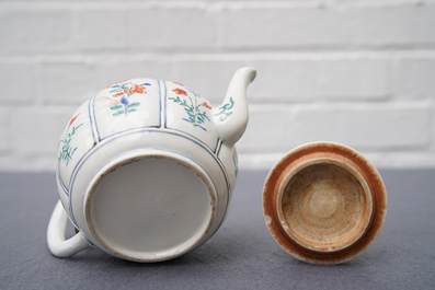 A Japanese Kakiemon teapot and cover, Edo, 17th C.