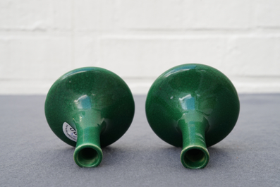 Une paire de vases miniatures en porcelaine de Chine vert monochrome, Kangxi