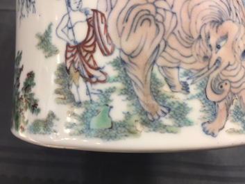 Un pot &agrave; pinceaux en porcelaine de Chine doucai &agrave; d&eacute;cor d'un &eacute;l&eacute;phant, 19/20&egrave;m
