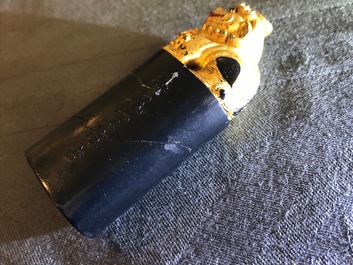 Huit pierres d'encre en forme de sceaux dans un coffre de pr&eacute;sentation, 18/19&egrave;me