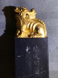 Huit pierres d'encre en forme de sceaux dans un coffre de pr&eacute;sentation, 18/19&egrave;me