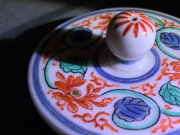 A Japanese Kakiemon teapot and cover, Edo, 17th C.