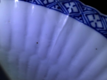 Een Chinese blauwwitte gelobde kom, Kangxi