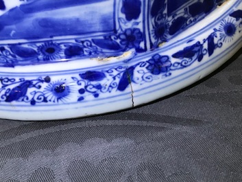 Un grand vase couvert en porcelaine de Chine bleu et blanc, Kangxi