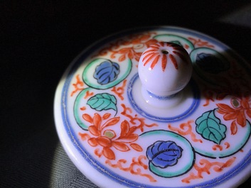 A Japanese Kakiemon teapot and cover, Edo, 17th C.