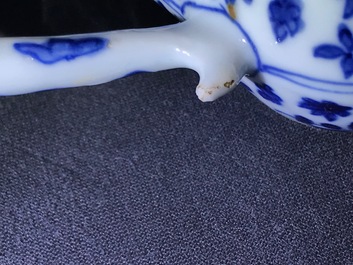Een paar Chinese blauwwitte dekselkannen met floraal decor, Kangxi