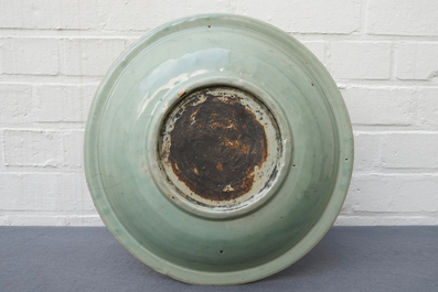 Een Chinese Longquan celadon schotel met onderglazuur pioenrozendecor, Ming