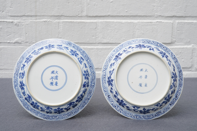 Een paar Chinese blauwwitte drakenborden, Kangxi merk en periode