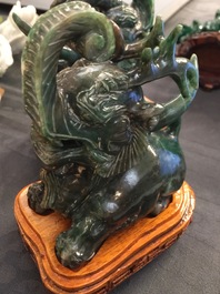 Un vase en jade sculpt&eacute; et cinq figures en pierre sculpt&eacute;e, Chine, 19/20&egrave;me