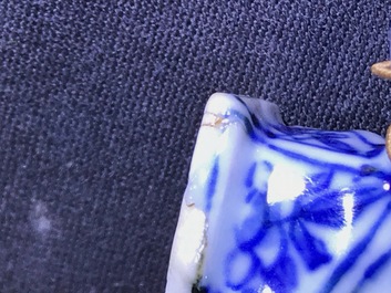 Een paar Chinese blauwwitte dekselkannen met floraal decor, Kangxi