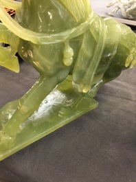 Un vase en jade sculpt&eacute; et cinq figures en pierre sculpt&eacute;e, Chine, 19/20&egrave;me