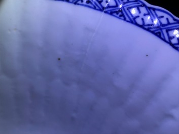 Een Chinese blauwwitte gelobde kom, Kangxi