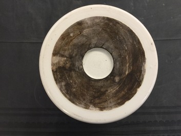 Un pot &agrave; pinceaux en porcelaine de Chine doucai &agrave; d&eacute;cor d'un &eacute;l&eacute;phant, 19/20&egrave;m