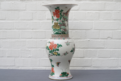 Un vase de forme yenyen en porcelaine de Chine famille verte, Kangxi