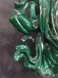 Un vase en jade sculpt&eacute; et cinq figures en pierre sculpt&eacute;e, Chine, 19/20&egrave;me