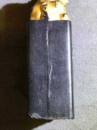 Huit pierres d'encre en forme de sceaux dans un coffre de pr&eacute;sentation, 18/19&egrave;me