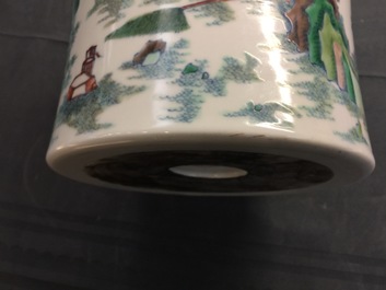 Un pot &agrave; pinceaux en porcelaine de Chine doucai &agrave; d&eacute;cor d'un &eacute;l&eacute;phant, 19/20&egrave;m