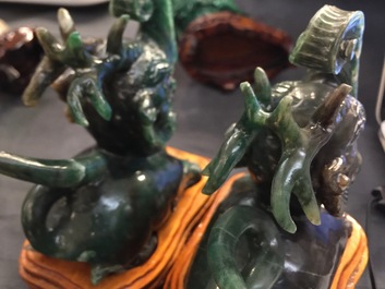 Un vase en jade sculpt&eacute; et cinq figures en pierre sculpt&eacute;e, Chine, 19/20&egrave;me