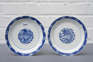 Een paar Chinese blauwwitte drakenborden, Kangxi merk en periode