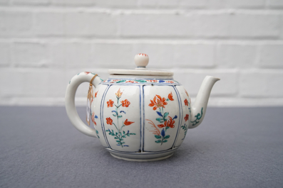 A Japanese Kakiemon teapot and cover, Edo, 17th C.