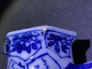 Een paar Chinese blauwwitte dekselkannen met floraal decor, Kangxi
