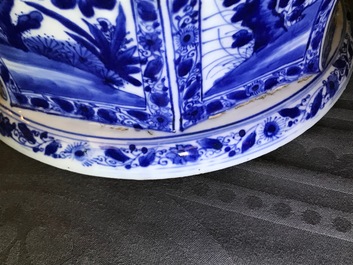 Un grand vase couvert en porcelaine de Chine bleu et blanc, Kangxi