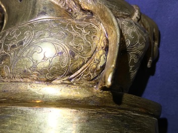 Een Sino-Tibetaanse verguld bronzen figuur van Jambhala, 19/20e eeuw