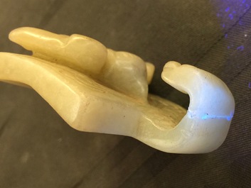 Un lot de 23 pi&egrave;ces en jade, pierre de savon et pierre dure sculpt&eacute;e, Chine, 19/20&egrave;me
