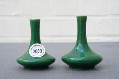 Une paire de vases miniatures en porcelaine de Chine vert monochrome, Kangxi