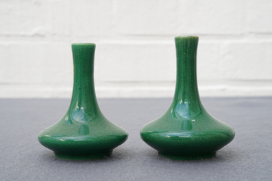 Une paire de vases miniatures en porcelaine de Chine vert monochrome, Kangxi