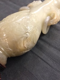 Un vase en jade sculpt&eacute; et cinq figures en pierre sculpt&eacute;e, Chine, 19/20&egrave;me