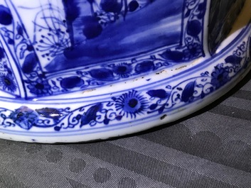 Un grand vase couvert en porcelaine de Chine bleu et blanc, Kangxi