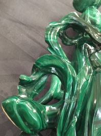 Un vase en jade sculpt&eacute; et cinq figures en pierre sculpt&eacute;e, Chine, 19/20&egrave;me
