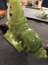 Un vase en jade sculpt&eacute; et cinq figures en pierre sculpt&eacute;e, Chine, 19/20&egrave;me